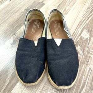 Black striped Tom’s Sneaker